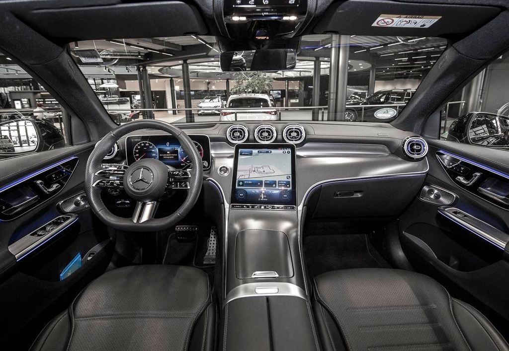 Mercedes GLC 220d 4matic AMG | novinka skladem | nový model | předváděcí německé auto ihned | černá Obsidian metalíza | SUV | nákup online | AUTOiBUY.com